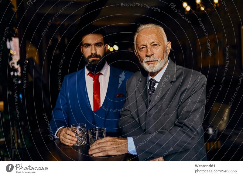 Porträt von zwei eleganten Männern in einer Bar mit Bechern Trinkglas Mann männlich Bars Elegant Eleganz stilvoll Portrait Porträts Portraits Erwachsener