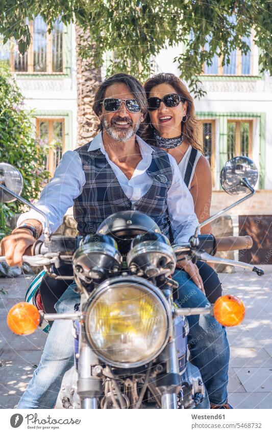 Porträt eines glücklichen reifen Paares auf einem Oldtimer-Motorrad Transport Transportwesen KFZ Verkehrsmittel Motorräder Brillen Sonnenbrillen entspannen