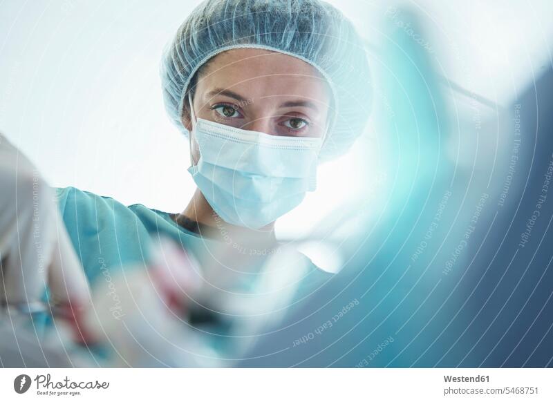 Zuversichtliche Chirurgin operiert auf der Intensivstation eines Krankenhauses Farbaufnahme Farbe Farbfoto Farbphoto Südafrika Afrika Innenaufnahme
