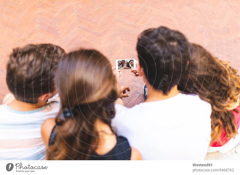 Freunde machen ein Selfie mit einem Mobiltelefon Gruppe Gruppe von Menschen Menschengruppe Handy Handies Handys Mobiltelefone Leute People Personen Telefon