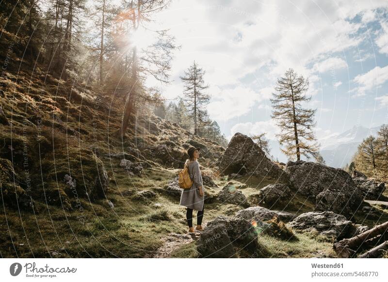 Schweiz, Engadin, Frau auf einer Wanderung in den Bergen Gebirge Berglandschaft Gebirgslandschaft Gebirgskette Gebirgszug weiblich Frauen Berglandschaften