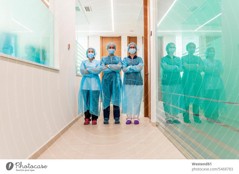 Ärztin und Krankenschwestern auf dem Flur der Zahnklinik Farbaufnahme Farbe Farbfoto Farbphoto Innenaufnahme Innenaufnahmen innen drinnen Spanien