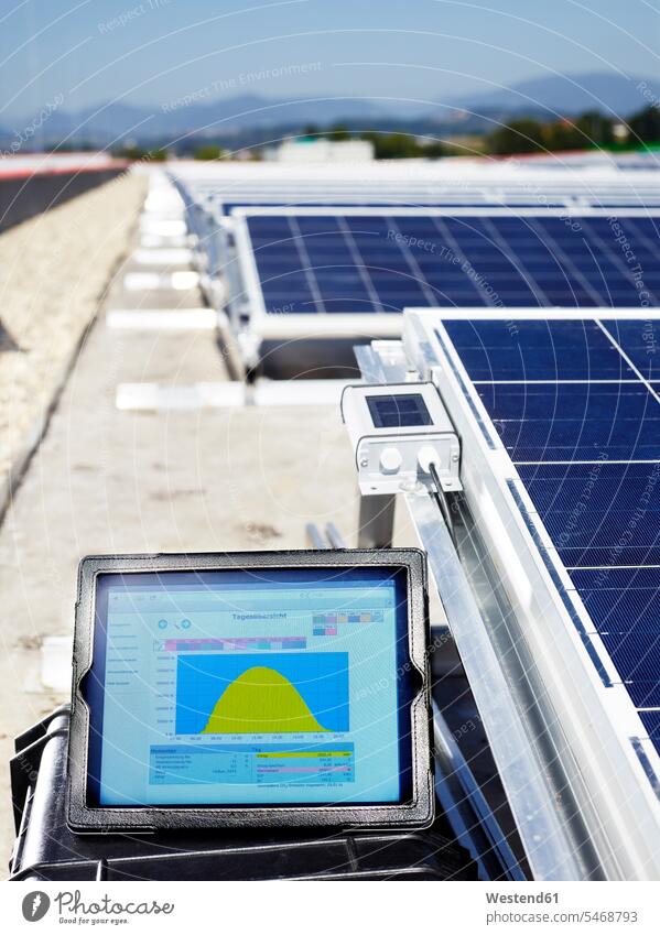 Messgerät vor der Solaranlage, Nahaufnahme überwachen Beobachtung beobachten überprüfen Photovoltaik Fotovoltaik umweltfreundlich ökofreundlich Technologie