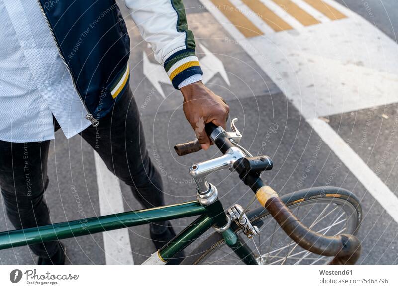 Nahaufnahme eines lässigen Geschäftsmannes mit Fahrrad in der Stadt Freiberufler freiberuflich freie Berufe Gesundheitsbewusstsein gesundheitsbewusst