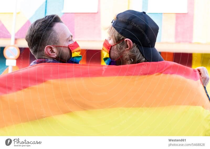 Homosexuell Freunde tragen Masken halten Regenbogenflagge Farbaufnahme Farbe Farbfoto Farbphoto Spanien Freizeitbeschäftigung Muße Zeit Zeit haben Außenaufnahme