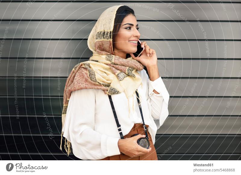 Spanien, Granada, junge arabische Touristin mit Hidschab, die ein Smartphone benutzt Kopftuch Kopftücher Araberin Araberinnen arabisches arabischer Islam