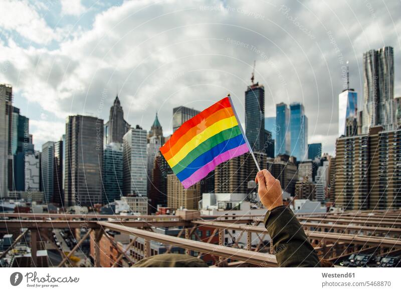 Schwule Flagge mit New York im Hintergrund, USA Touristen Fahnen Flaggen gleichgeschlechtlich Homosexualität Homosexuelle Homosexueller Homosexuelle Maenner
