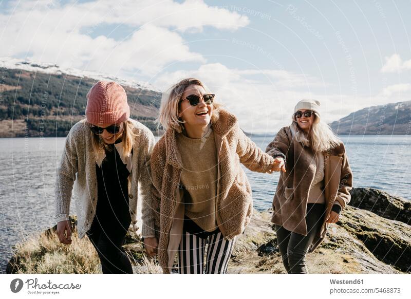 UK, Schottland, glückliche Freundinnen am Loch Lomond Glück glücklich sein glücklichsein Frau weiblich Frauen See Seen Freunde Freundschaft Kameradschaft