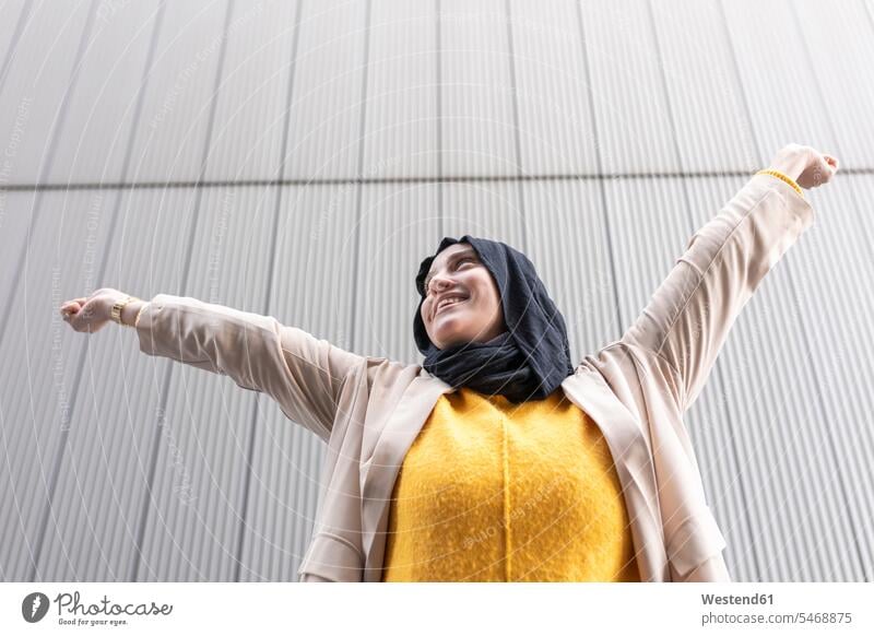 Glückliche junge Frau hebt die Hand Leute Menschen People Person Personen Personen aus dem Nahen Osten 1 Ein ein Mensch eine nur eine Person single erwachsen