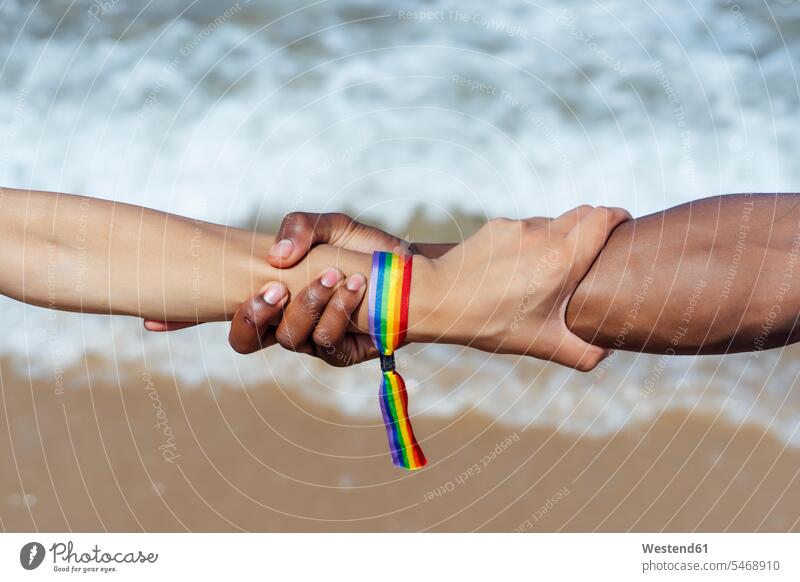 Nahaufnahme eines Paares, das an einem sonnigen Tag über dem Meer Händchen hält Farbaufnahme Farbe Farbfoto Farbphoto Spanien Freizeitbeschäftigung Muße Zeit