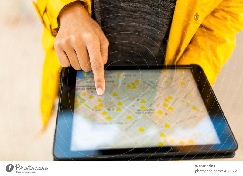 Nahaufnahme einer Frau mit Tablett mit digitaler Straßenkarte weiblich Frauen Karte Karten benutzen Digital Tablet Computer Tablet-PC Tablet PC iPad