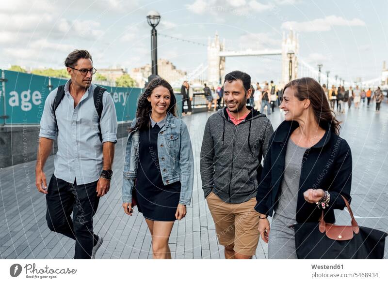 UK, London, glückliche Freunde zu Fuß in der Nähe von Tower Bridge Glück glücklich sein glücklichsein Brücke Bruecken Brücken gehen gehend geht Freundschaft