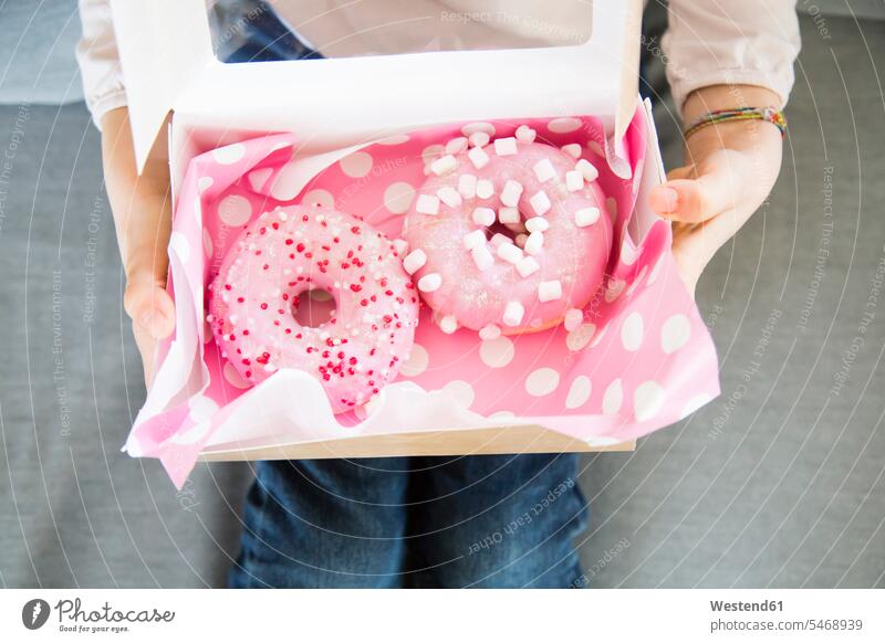 Mädchenhaltebox mit Doughnuts, Teilansicht weiblich Box Boxen Kiste Schachtel Donut Donuts Schachteln halten Kind Kinder Kids Mensch Menschen Leute People