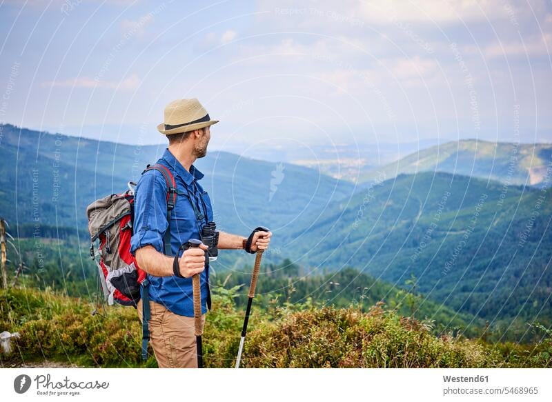 Mann bewundert die Aussicht auf die Berge während einer Wanderung Bewunderung bewundern bewundernd wandern Ausblick Ansicht Überblick Männer männlich