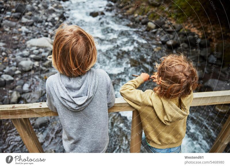 Chile, Patagonien, Vulkan Osorno, Wasserfall Las Cascadas, zwei Jungen stehen auf einer Brücke über einem Fluss stehend steht Fluesse Fluß Flüsse Bruder Brüder