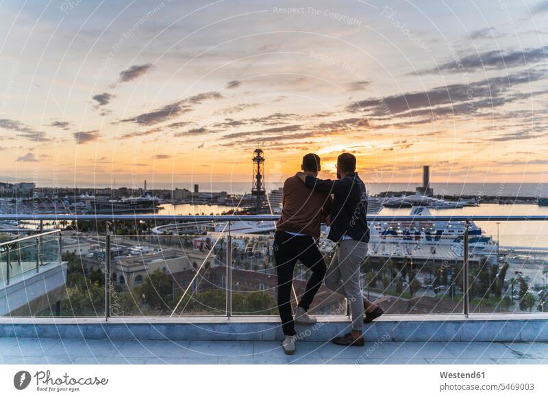 Schwules Paar auf dem Aussichtspunkt über der Stadt mit Blick auf den Hafen, Barcelona, Spanien Leute Menschen People Person Personen Europäisch Kaukasier