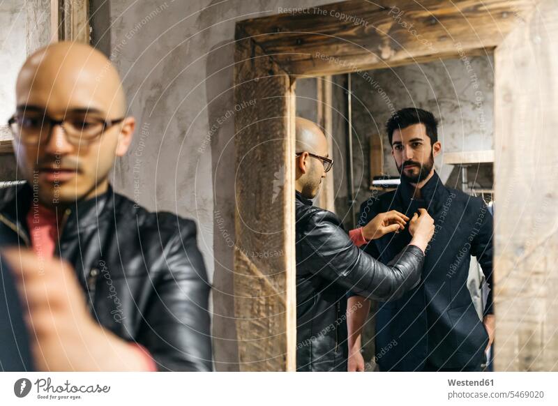 Mann mit Klient trägt neuen schicken Anzug vor dem Spiegel Kunde Kunden Kundschaft modern Herrenmode Geschäft Shop Laden Läden Geschäfte Shops Männer männlich