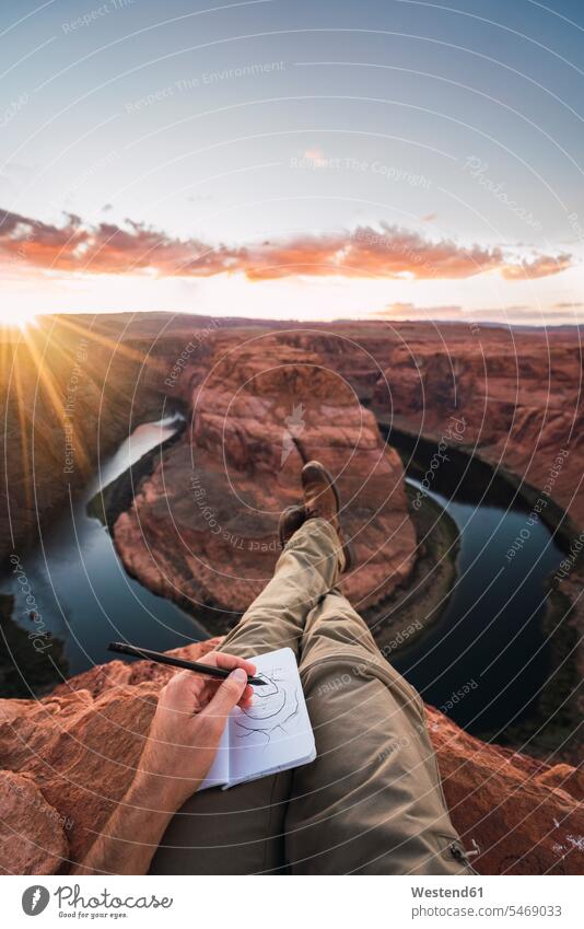 USA, Arizona, Colorado River, Horseshoe Bend, junger Mann auf Aussichtspunkt, Gemälde Männer männlich Fernweh Reiselust Aussicht bewundern