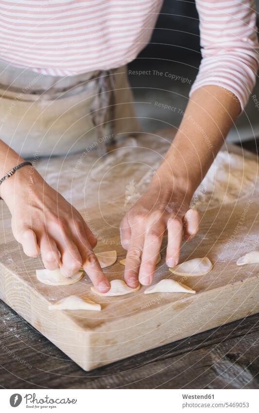 Frau bereitet Ravioli auf Gebäcktafel zu weiblich Frauen Zubereitung zubereiten Füllung Fuellung drücken Teig Nudelteig Erwachsener erwachsen Mensch Menschen