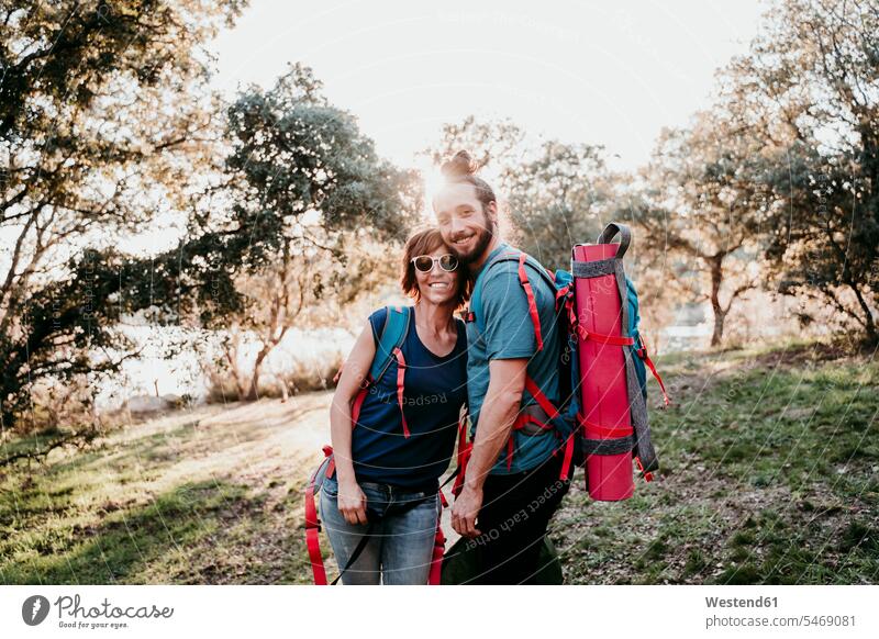 Glückliches Paar mit Rucksäcken auf einer Wanderung Leute Menschen People Person Personen Europäisch Kaukasier kaukasisch 2 2 Menschen 2 Personen zwei