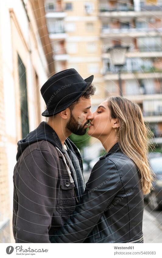 Junges Paar küsst sich in der Stadt Leute Menschen People Person Personen Europäisch Kaukasier kaukasisch 2 2 Menschen 2 Personen zwei Zwei Menschen erwachsen