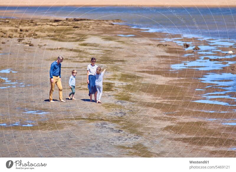 Australien, Adelaide, Onkaparinga River, Familienspaziergang am Strand gehen gehend geht Beach Straende Strände Beaches Gemeinsam Zusammen Miteinander Mensch