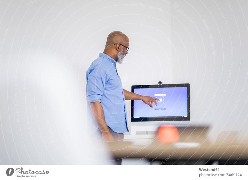 Geschäftsmann, der auf einen Computerbildschirm zeigt Businessmann Businessmänner Geschäftsmänner zeigen mit dem Finger zeigen deuten Computermonitor Büro
