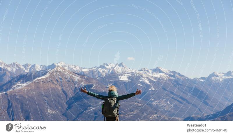 Italien, Como, Frau auf einer Wanderung in den Bergen genießt die Aussicht Gebirge Berglandschaft Gebirgslandschaft Gebirgskette Gebirgszug weiblich Frauen