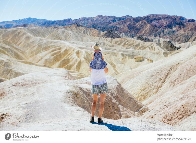 USA, Kalifornien, Death Valley National Park, Twenty Mule Team Canyon, Rückenansicht Mutter mit Baby Mädchen Mamas Mami Mutti Mütter Muetter Mamis Muttis