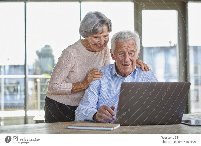 Porträt von lächelnden Senior Paar mit Laptop Pärchen Paare Partnerschaft Notebook Laptops Notebooks benutzen benützen Seniorenpaar älteres Paar Seniorenpaare