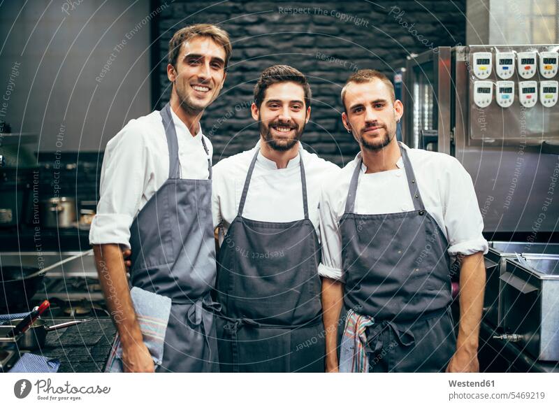 Porträt von drei Köchen in der Küche eines Restaurants Arbeitskollege Arbeitskollegen Kollege Job Berufe Berufstätigkeit Beschäftigung Jobs Gastronomie Koeche