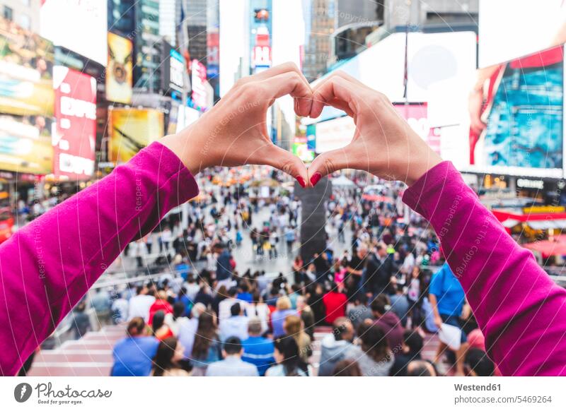 USA, New York, herzförmige Hände auf dem Times Square Herz Herzform Herzformen Herzen Hand Herz Form herzfoermig Formen Mensch Menschen Leute People Personen