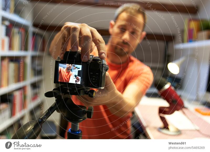 Verstellbare Kamera für mittlere Erwachsene zum Aufzeichnen von Video-Tutorial Farbaufnahme Farbe Farbfoto Farbphoto Innenaufnahme Innenaufnahmen innen drinnen