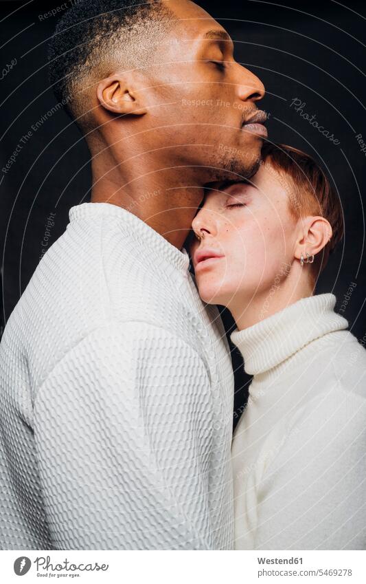 Studioporträt eines liebevollen gemischtrassigen Paares Leute Menschen People Person Personen kurzes Haar kurzes Haare Kurzhaarfrisur Kurzhaarfrisuren