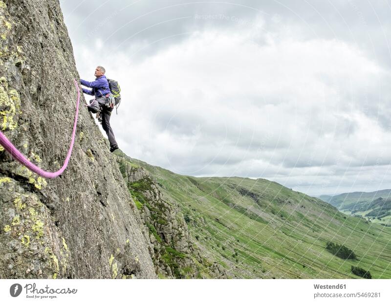 Großbritannien, Lake District, Longsleddale-Tal, Buckbarrow Crag, Mann klettert in Felswand klettern steigen Felsen Männer männlich Erwachsener erwachsen Mensch