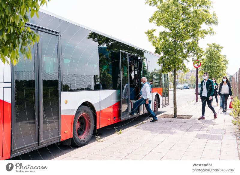 Fahrgäste mit Schutzmasken beim Einsteigen in den öffentlichen Bus, Spanien Transport Transportwesen KFZ Verkehrsmittel Autobus Autobusse Busse Omnibus