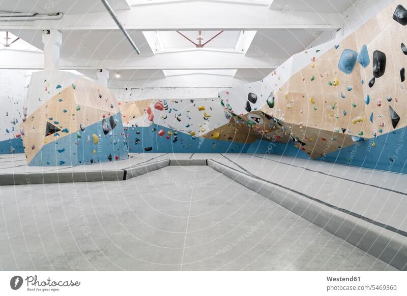 Innenraum einer Boulderhalle (value=0) steigen Kletterhallen Hobbies Fertigkeit Fähigkeit Könnerschaft Muße Übungsraum abwesend menschenleer fit gesund