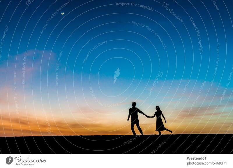 Paar bei Sonnenuntergang in den Dünen, Gran Canaria, Spanien Leute Menschen People Person Personen Europäisch Kaukasier kaukasisch 2 2 Menschen 2 Personen zwei