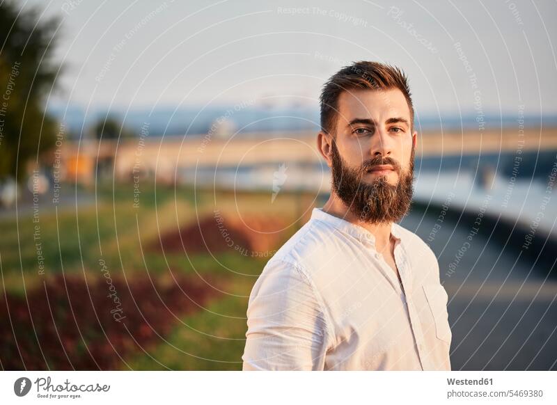 Porträt eines Mannes mit Bart an einem Flussufer Leute Menschen People Person Personen Europäisch Kaukasier kaukasisch 1 Ein ein Mensch nur eine Person single