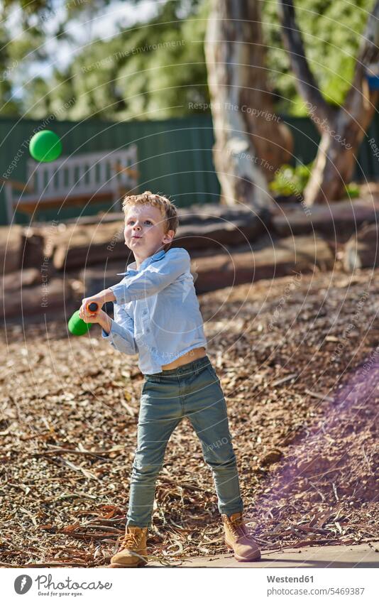 Junge im Garten beim Spielen mit Schaumstoff-Baseballschläger und -ball Buben Knabe Jungen Knaben männlich spielen Gärten Gaerten Ball Bälle Baseballschlaeger