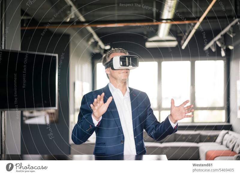 Älterer Geschäftsmann mit VR-Brille Brillen Businessmann Businessmänner Geschäftsmänner Virtuelle Realität Virtuelle Realitaet Geschäftsleute Geschäftspersonen