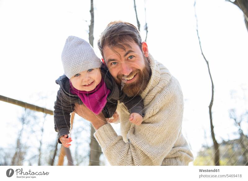 Porträt eines glücklichen Vaters, der seine Tochter im Park hält Parkanlagen Parks halten Glück glücklich sein glücklichsein Töchter Papas Väter Vati Vatis
