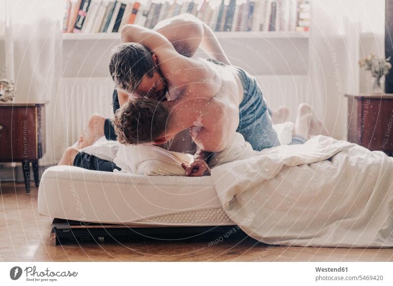 Homosexuelles Paar kämpft im Bett schwul Homosexueller Mann Homosexuelle Maenner Schwuler Homosexuelle Männer umarmen Umarmung Umarmungen Arm umlegen Betten
