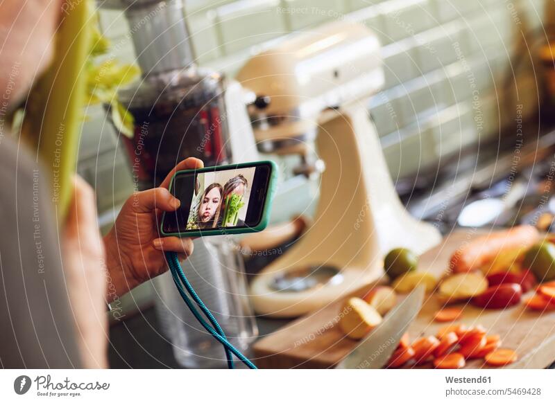 Vater und Tochter machen ein Selfie in der Küche Bilder Bildnis Fotos Displays freuen daheim zu Hause Muße Miteinander Zusammen Spass spassig spaßig Spässe