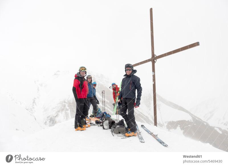 Georgien, Kaukasus, Gudauri, Blick auf das Gipfelkreuz bei einer Skitour Naturerlebnis Spitze Bergspitze Bergspitzen Spitzen Reisende Reisender