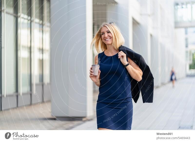 Porträt einer lächelnden blonden Geschäftsfrau mit Kaffee zum Mitnehmen im blauen Sommerkleid geschäftlich Geschäftsleben Geschäftswelt Geschäftsperson