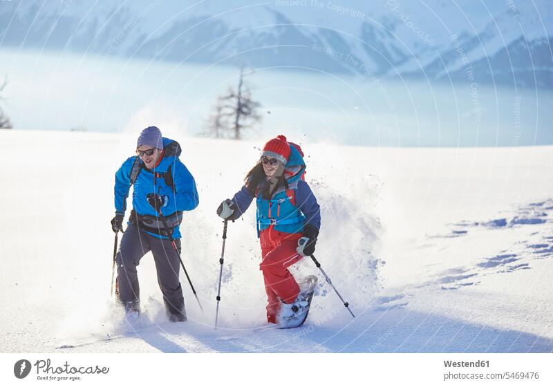 Österreich, Tirol, Schneeschuhwanderer laufen durch Schnee Winter winterlich Winterzeit Schneeschuhwandern Schneeschuh-Laufen Schneeschuh laufen
