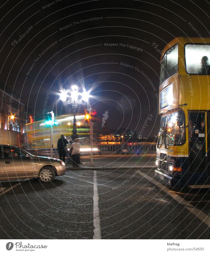 Rush at night Nacht Stadt Dublin Doppeldecker-Bus Verkehr Berufsverkehr Ampel abbiegen dunkel Halt stoppen britain Republik Irland traffic lights turn Bewegung
