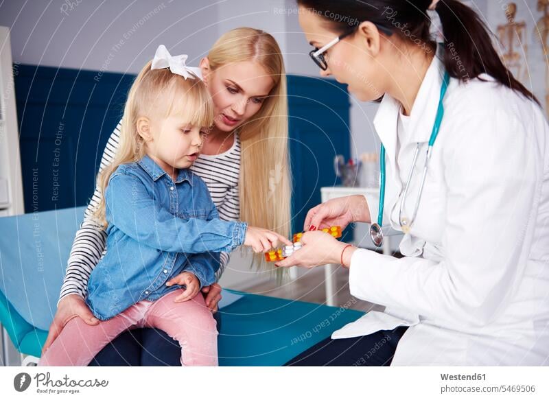 Mädchen erhält Tabletten vom Arzt in medizinischer Praxis Arztpraxis Arztpraxen Ärztin Aerztin Ärztinnen Doktorinnen Aerztinnen Pille Pillen erhalten bekommen