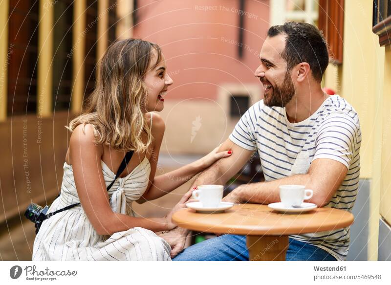 Spanien, Andalusien, Malaga, glückliches Paar mit einem Kaffee in einer Gasse Pärchen Paare Partnerschaft Glück glücklich sein glücklichsein Gassen Getränk